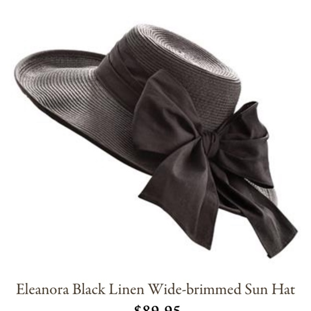 Wide-rimmed black hat with linen bow